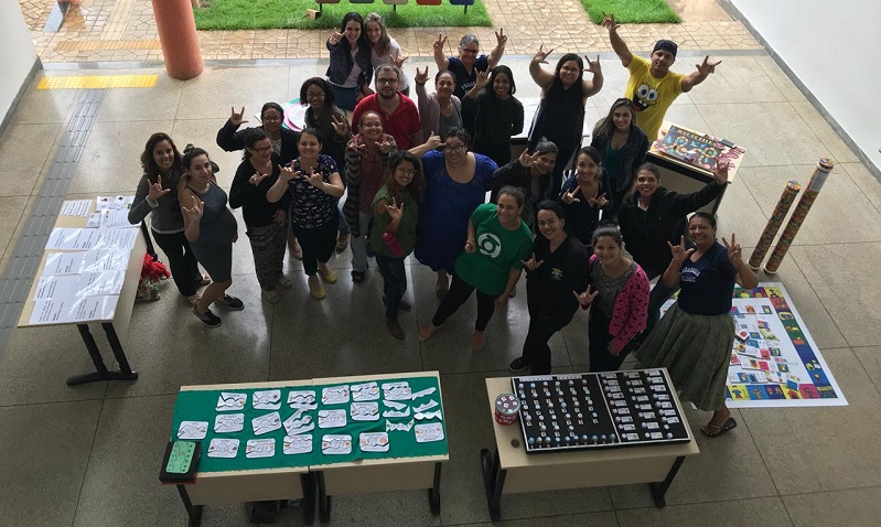 Alunos e professores do curso de Pedagogia Bilíngue na II Mostra de Materiais I